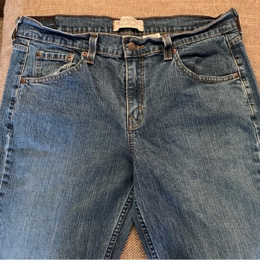 Excellent Preowned Condition Levi’s Stretch Bootcut Jeans Size 12. Very cute.